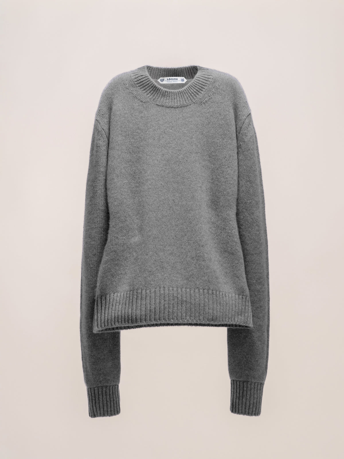 Jersey gris sobre fondo beige