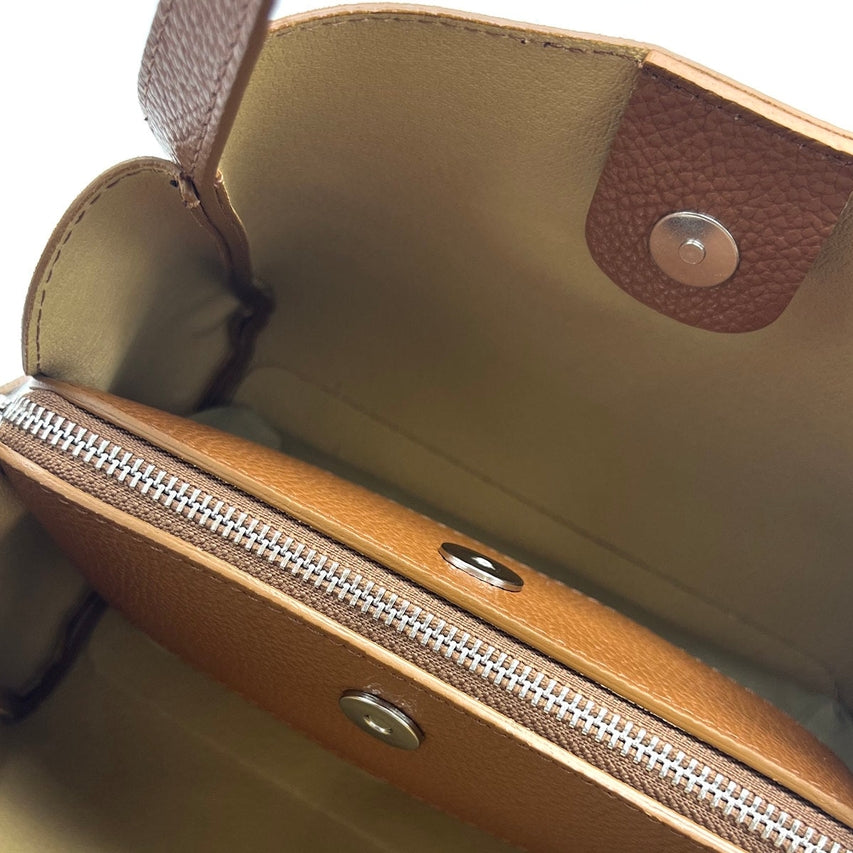 Pienza – Italian Suede Leather Tote Handbag – Espresso Braun with genarbtes Leder trim, magnetic closure, and interior zip pocket vor weissem Hintergrund.