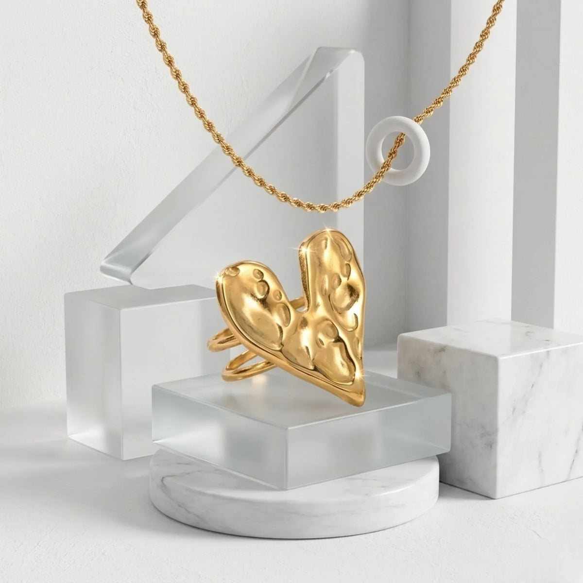 Doré necklace with a unique heart ring sur fond blanc