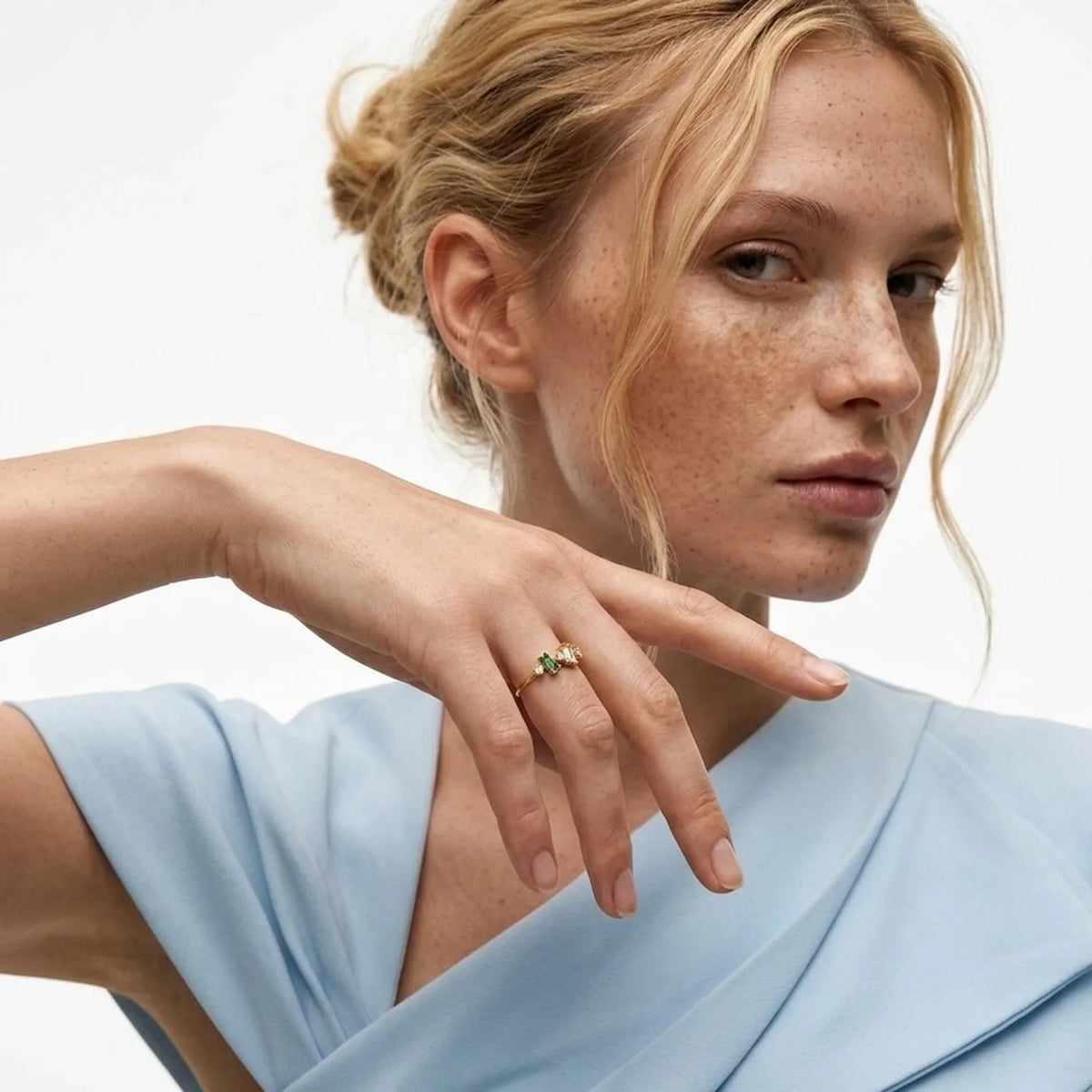 Donna con a gold ring on her finger against a neutral background
