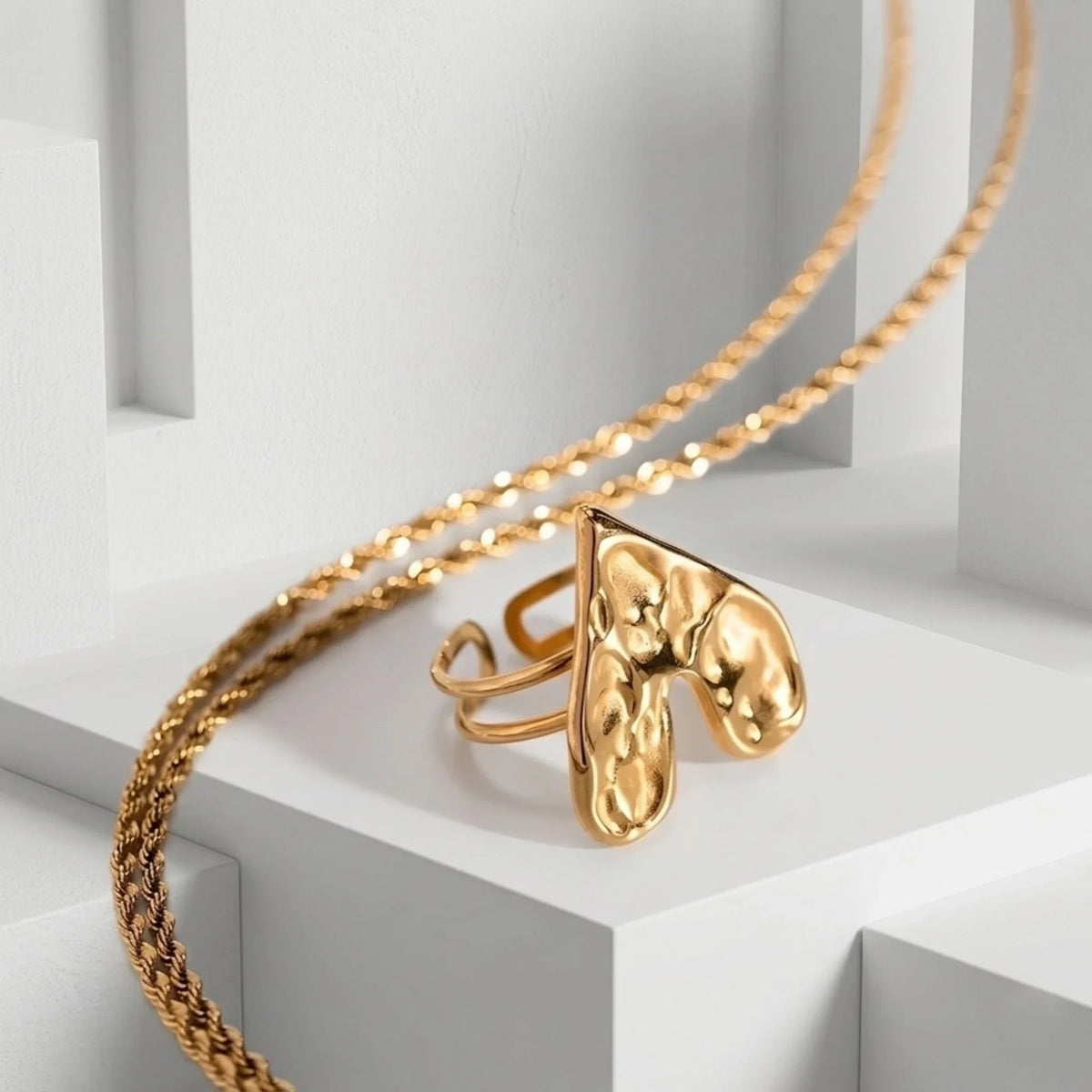 Doré necklace with a unique heart ring sur fond blanc