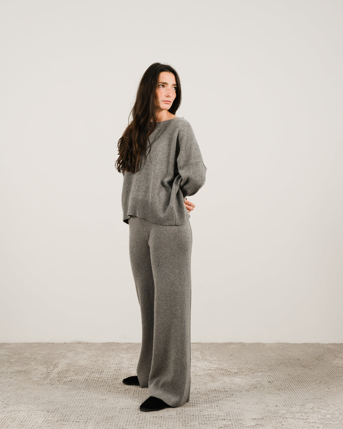 Femme en grey cashmere mix pull col rond with pantalon large assorti standing in a studio setting.