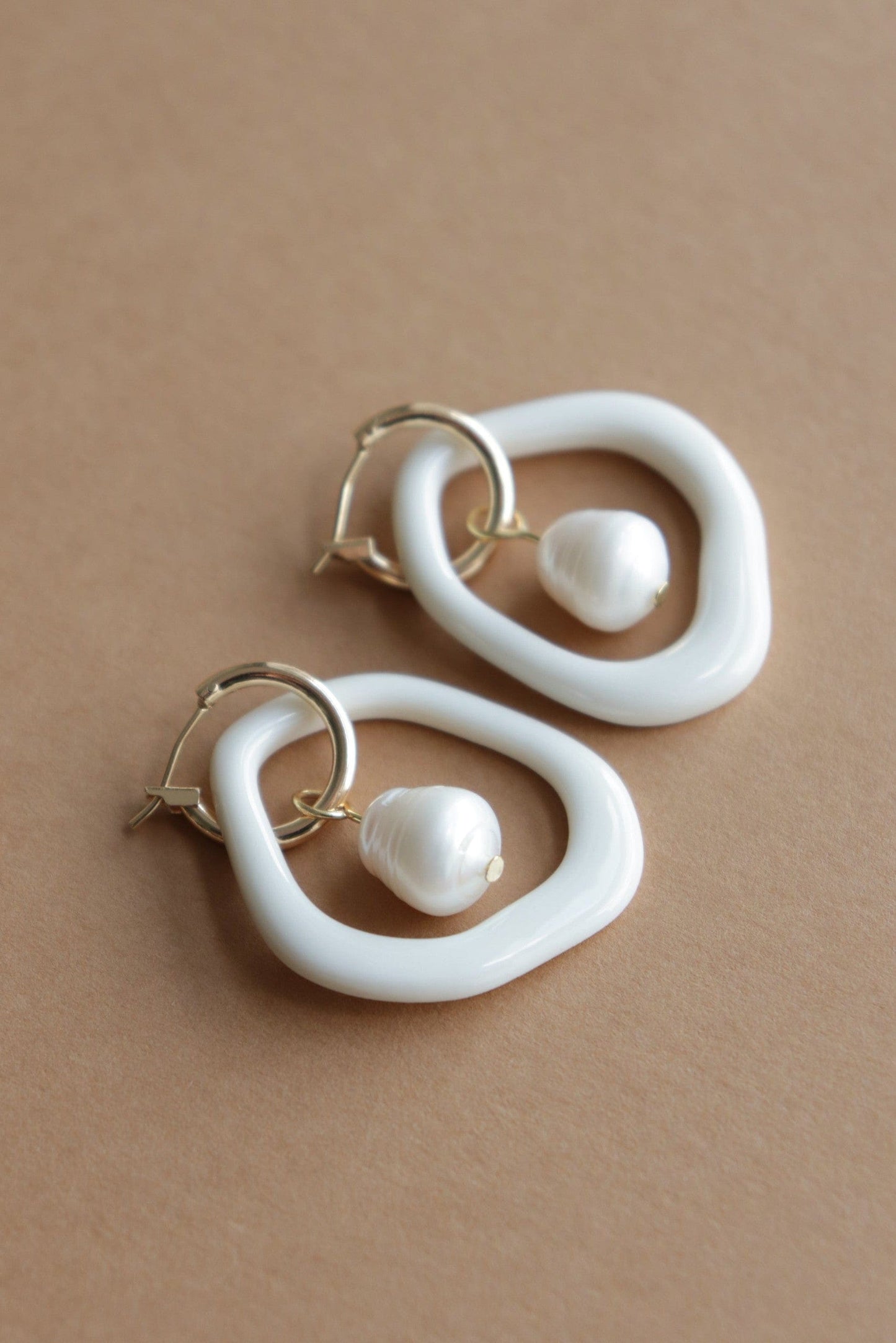 Earrings Arp Pearl and Porcelain Hoop Earrings - White San Rocco Italia