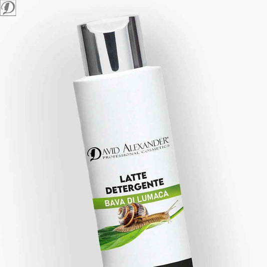 Flacone bianco inclinato di latte detergente alla bava di lumaca con tappo cromato e etichetta David Alexander