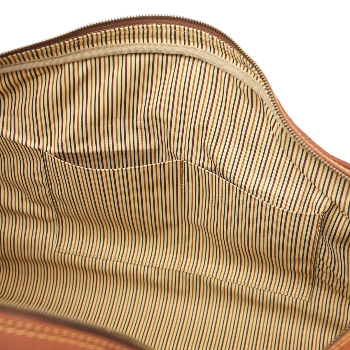 Gefütterter Innenraum der Lisbona Leder-Reisetasche mit beige-braun gestreiftem Futter und Tasche