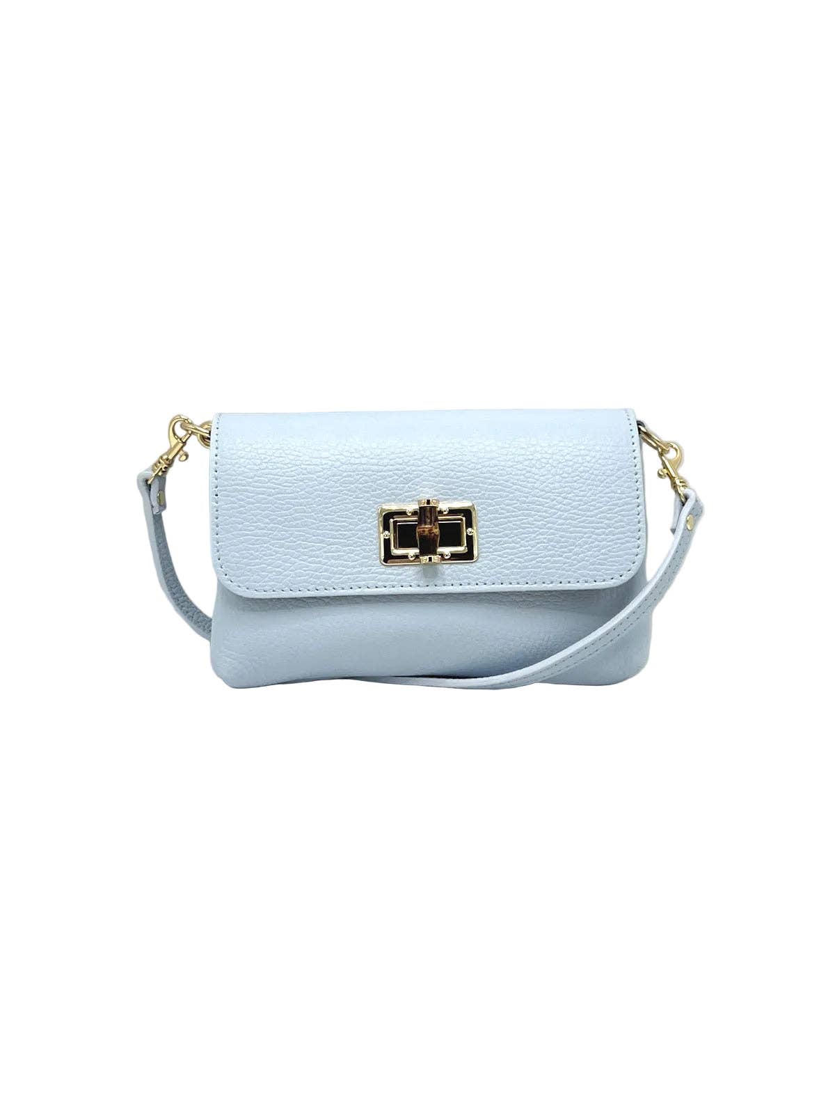 Hellblau genarbtes Leder crossbody bag with a gold chain strap and goldfarbene Beschläge.