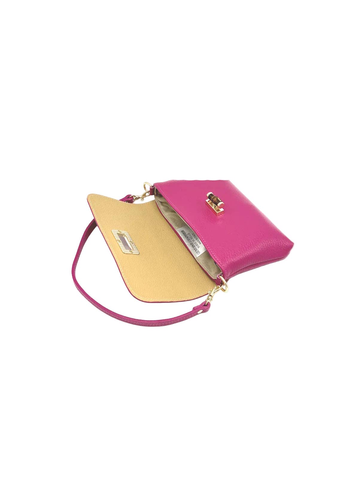 Fuchsia pink clutch handbag with beige interior vor weissem Hintergrund
