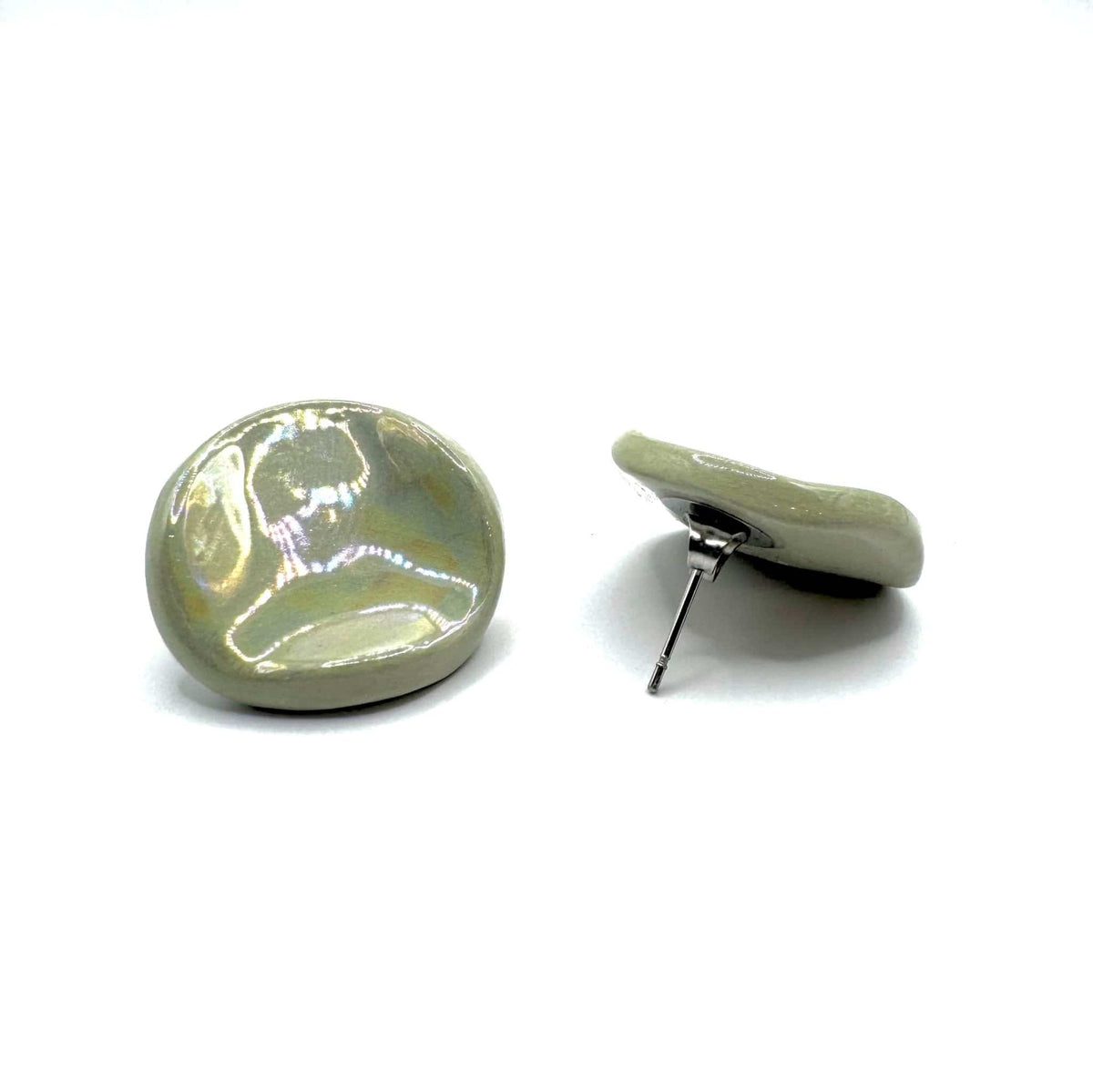 Clou d’oreille en céramique émaillée vert sauge avec tige et fermoir argentés