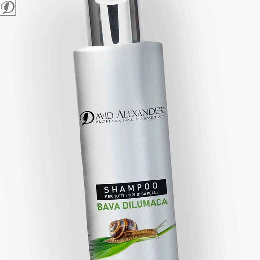 Dettaglio bottiglia di shampoo Bava Dilumaca con etichetta e immagine di chiocciola su foglia