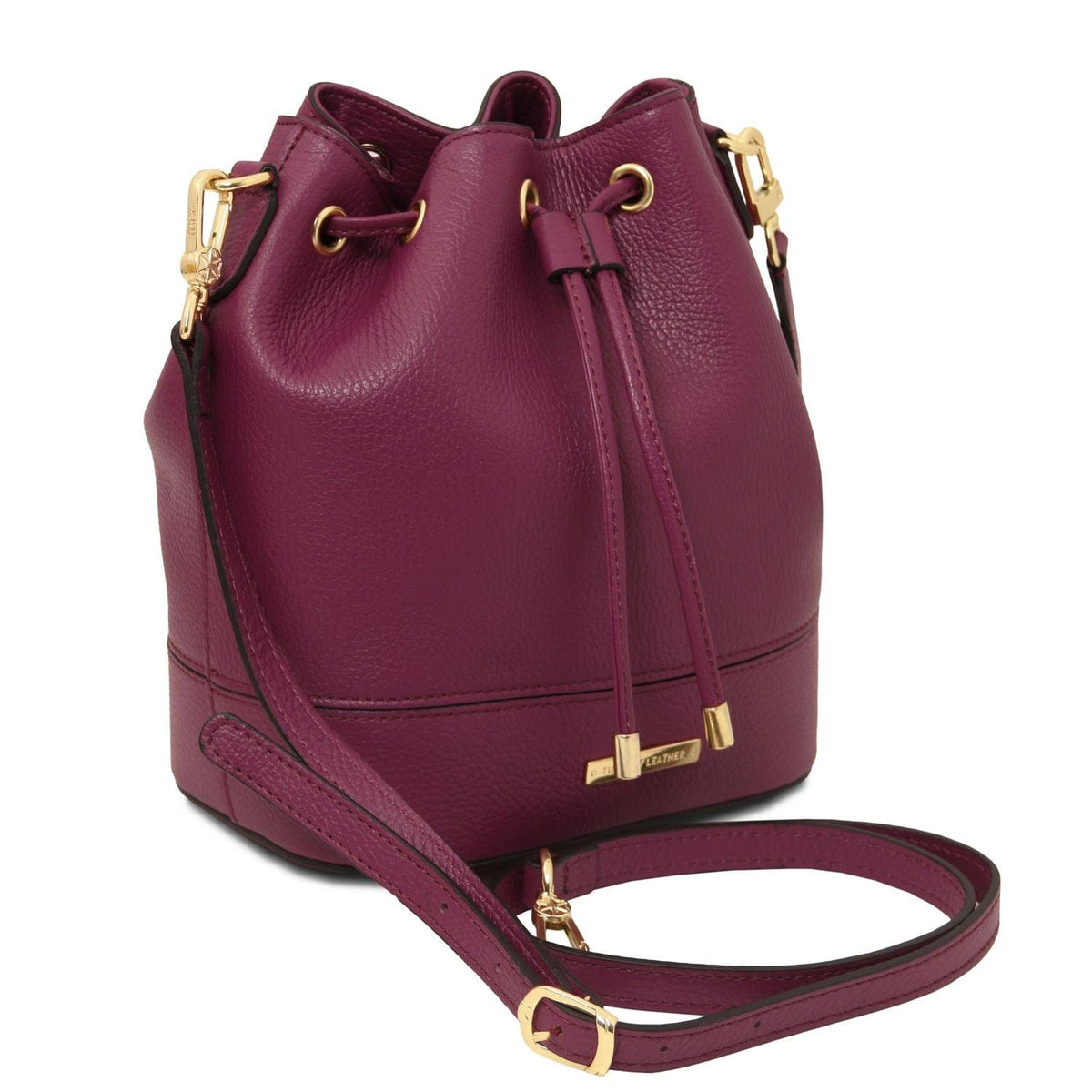 TL Bag – bolso bucket de piel | TL142146 en piel burdeos granulada con herrajes dorados y correa ajustable sobre fondo blanco
