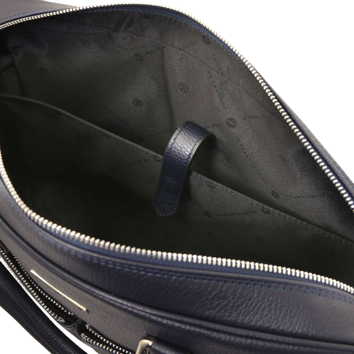 Vue intérieure of bleu marine Treviso serviette pour ordinateur en cuir montrant a central leather strap and dark lined interior.