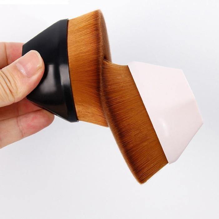 Petal-Shaped Flawless Skin Foundation Brush - Premium Beauty Product - Just €11.95! Shop now at San Rocco Italia