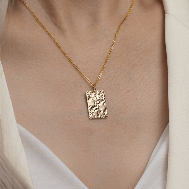 Custom Engraved Gold Necklace with Rectangle Hammered Pendant | 14K Gold Filled - Premium - Just €159! Shop now at San Rocco Italia