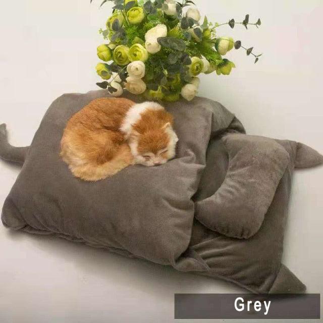 Cosy Winter Cat Bed with Pillow - Premium Pet products - Just €36.95! Shop now at San Rocco Italia