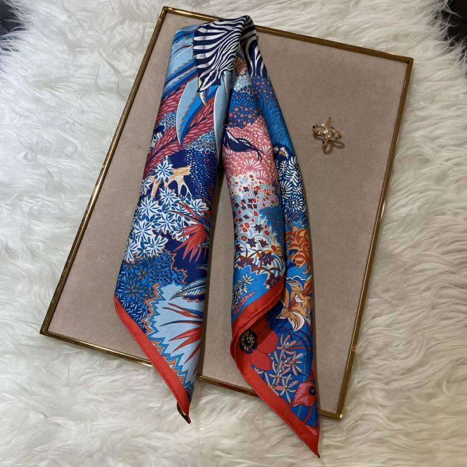 100% Silk Wild Animal Print Scarves - 70x70 cm - Premium Scarf - Just €38.95! Shop now at San Rocco Italia