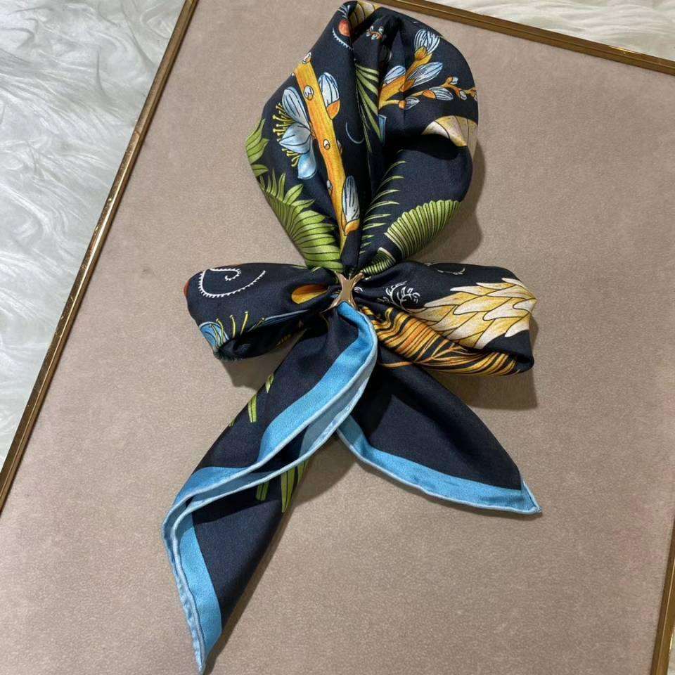100% Silk Wild Animal Print Scarves - 70x70 cm - Premium Scarf - Just €38.95! Shop now at San Rocco Italia