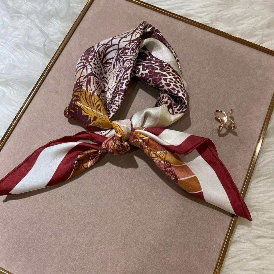 100% Silk Wild Animal Print Scarves - 70x70 cm - Premium Scarf - Just €38.95! Shop now at San Rocco Italia
