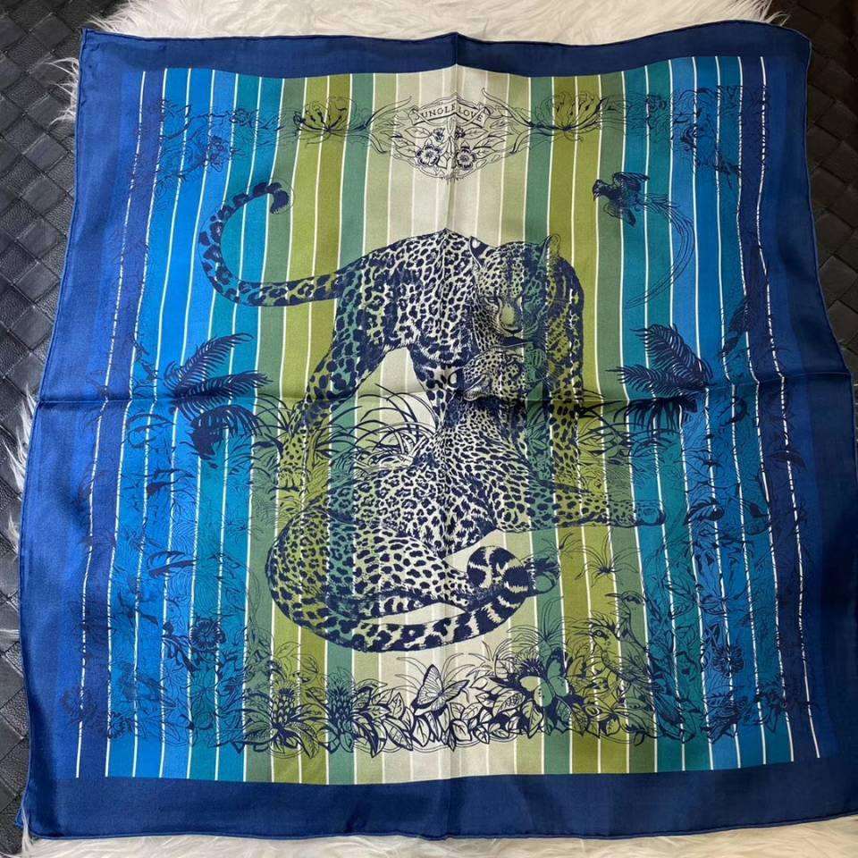 100% Silk Wild Animal Print Scarves - 70x70 cm - Premium Scarf - Just €38.95! Shop now at San Rocco Italia