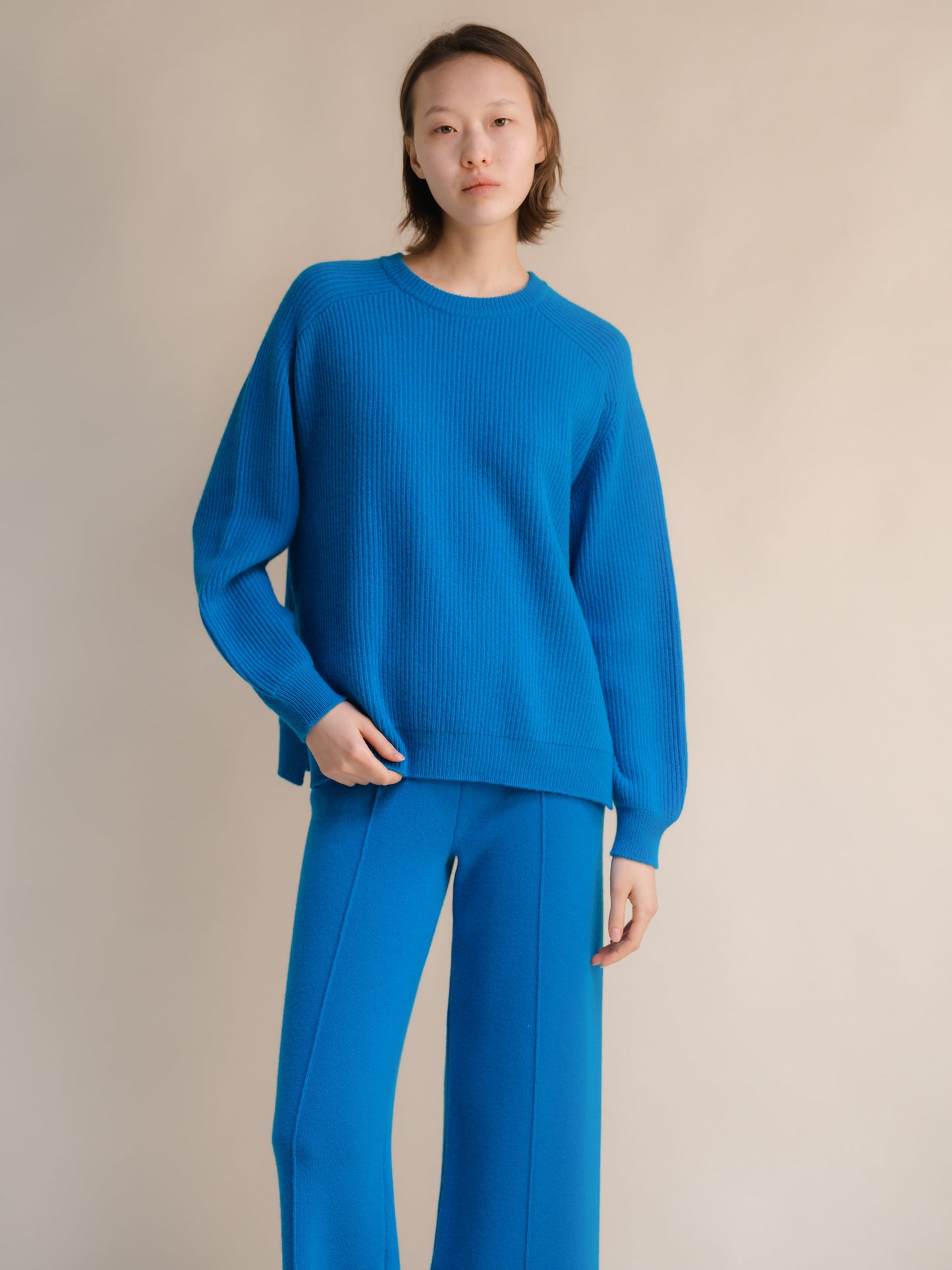 Oversized cobalt blue ribbed cashmere mix crewneck sweater with lateral side slits