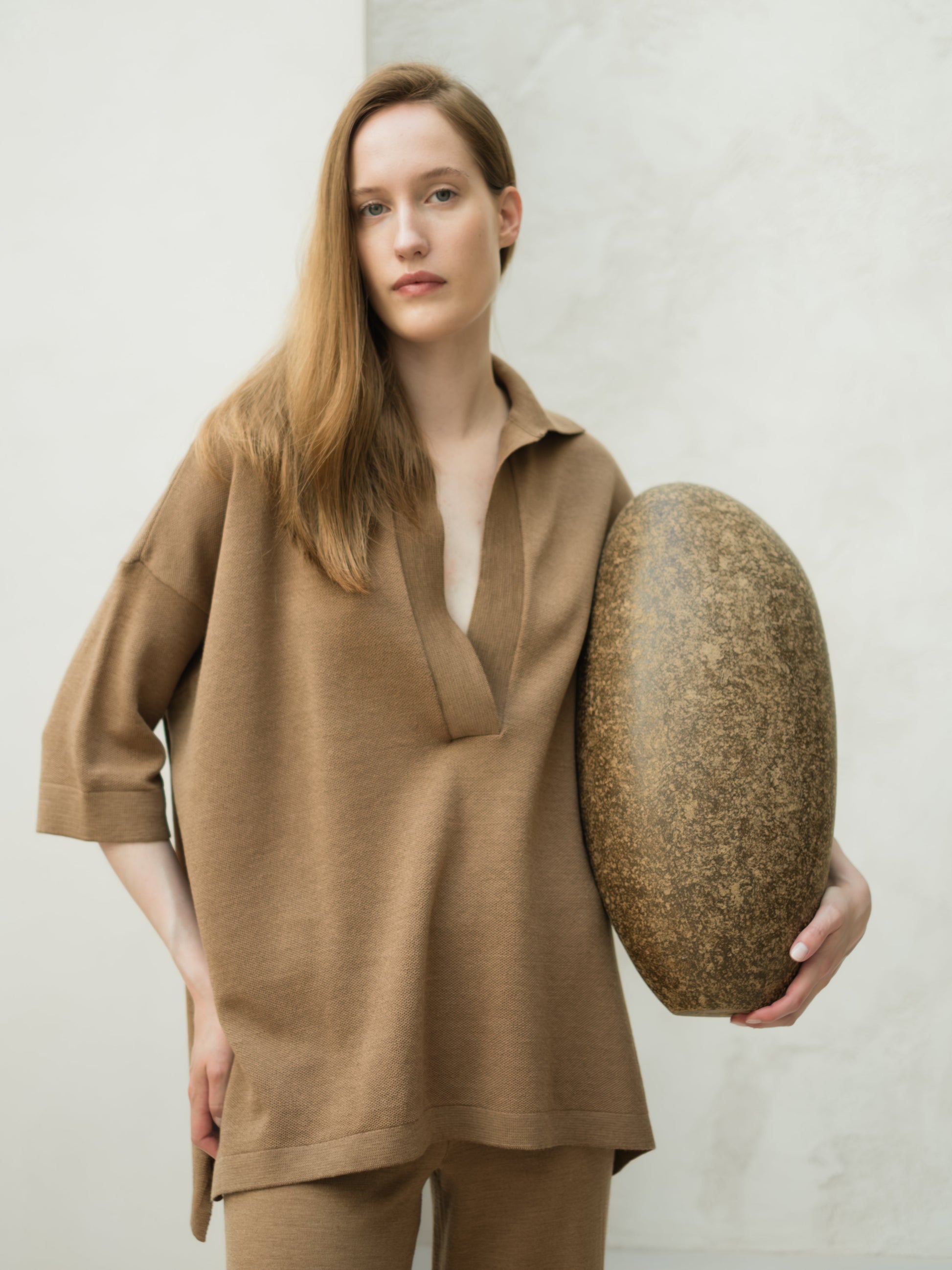 Woman wearing camel oversized merino maxi polo with a collar and 3/4 sleeves.