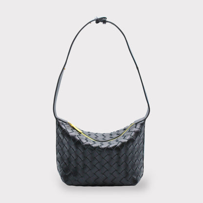 Schwarz woven leather shoulder bag with a long strap and gold zipper.