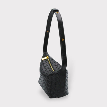 Side view of black woven leather box pouch with a long strap and goldfarbene Beschläge