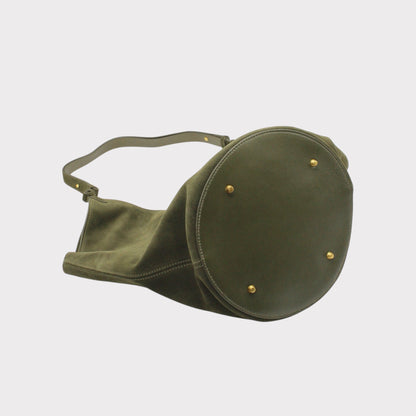 Borsa tote a barca in camoscio verde oliva vista da un’altra angolazione con tracolla