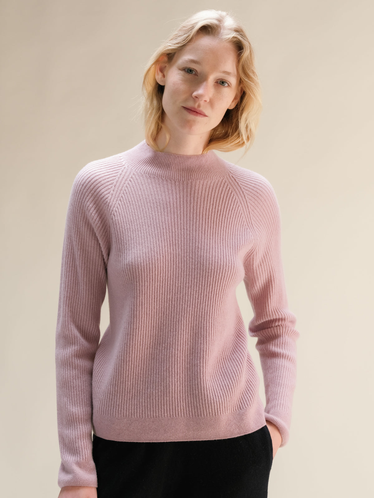 Gerippter Stehkragenpullover aus Kaschmirmischung (3D-Strick)