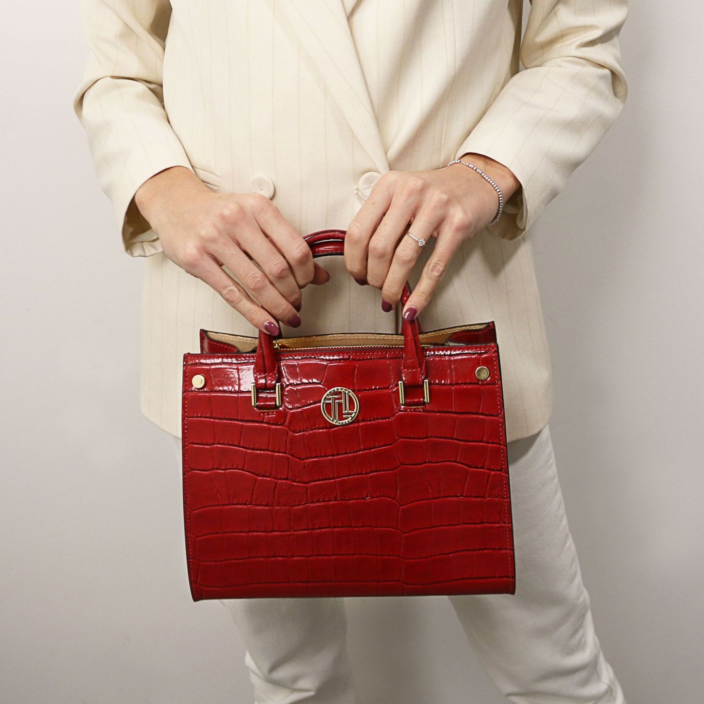 Croque - Tote-Handtasche aus Leder mit Krokoprägung | TL142504 in red Italian embossed leather with goldfarbene Beschläge and Tragegriffs held against neutral outfit