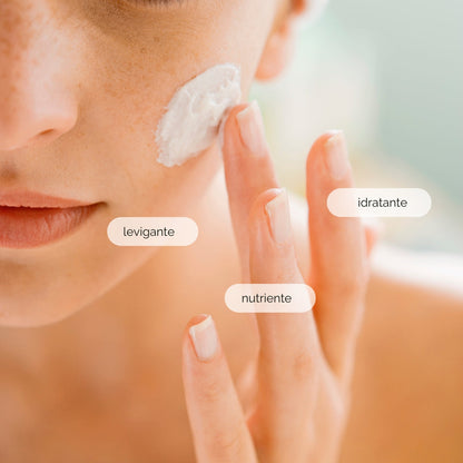 Primo piano di una persona che aplica crema idratante sul viso