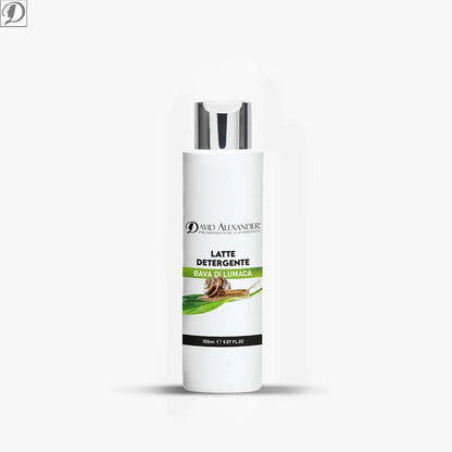 Flacone bianco con dosatore del latte detergente viso alla bava di lumaca con etichetta verde