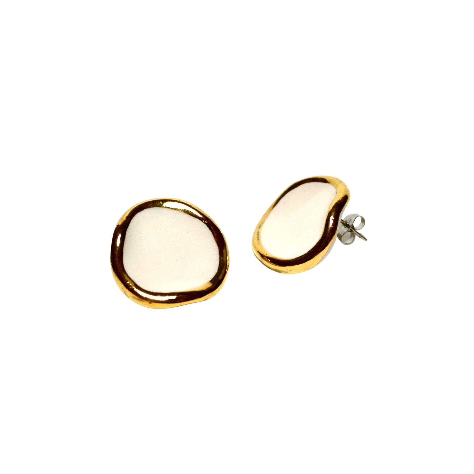 White ceramic stud earrings with a gold rim