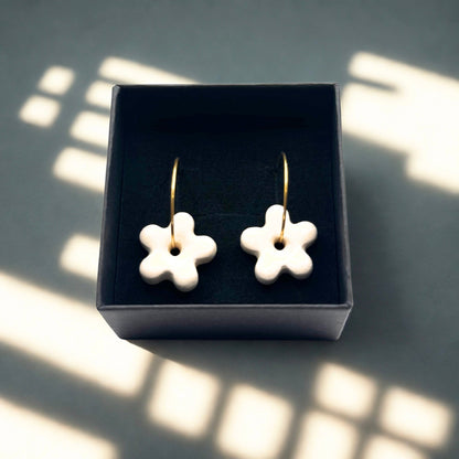 Mimì | Handcrafted white floral ceramic dangle earrings