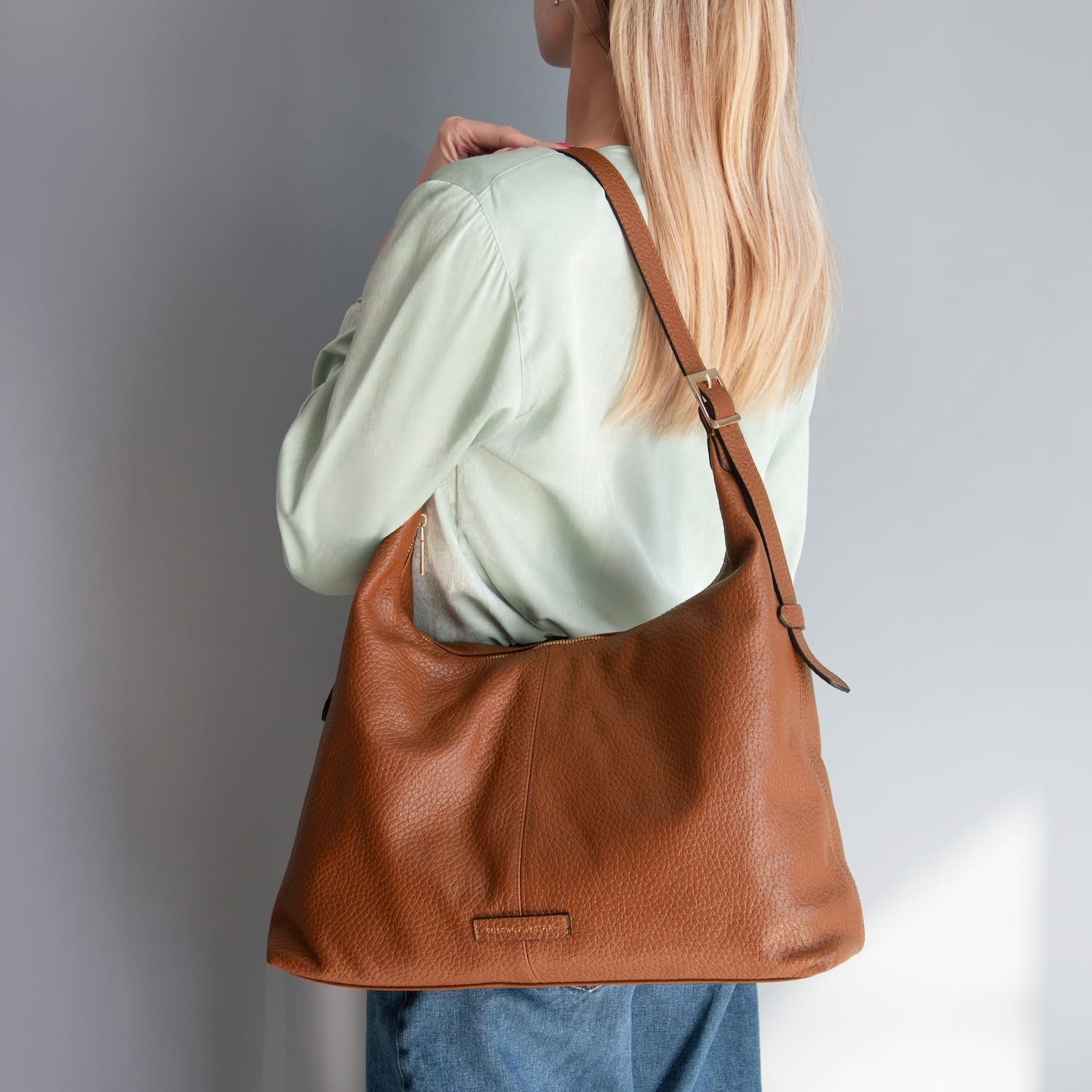 Model wearing the brown Italian leather shopping bag over the shoulder.