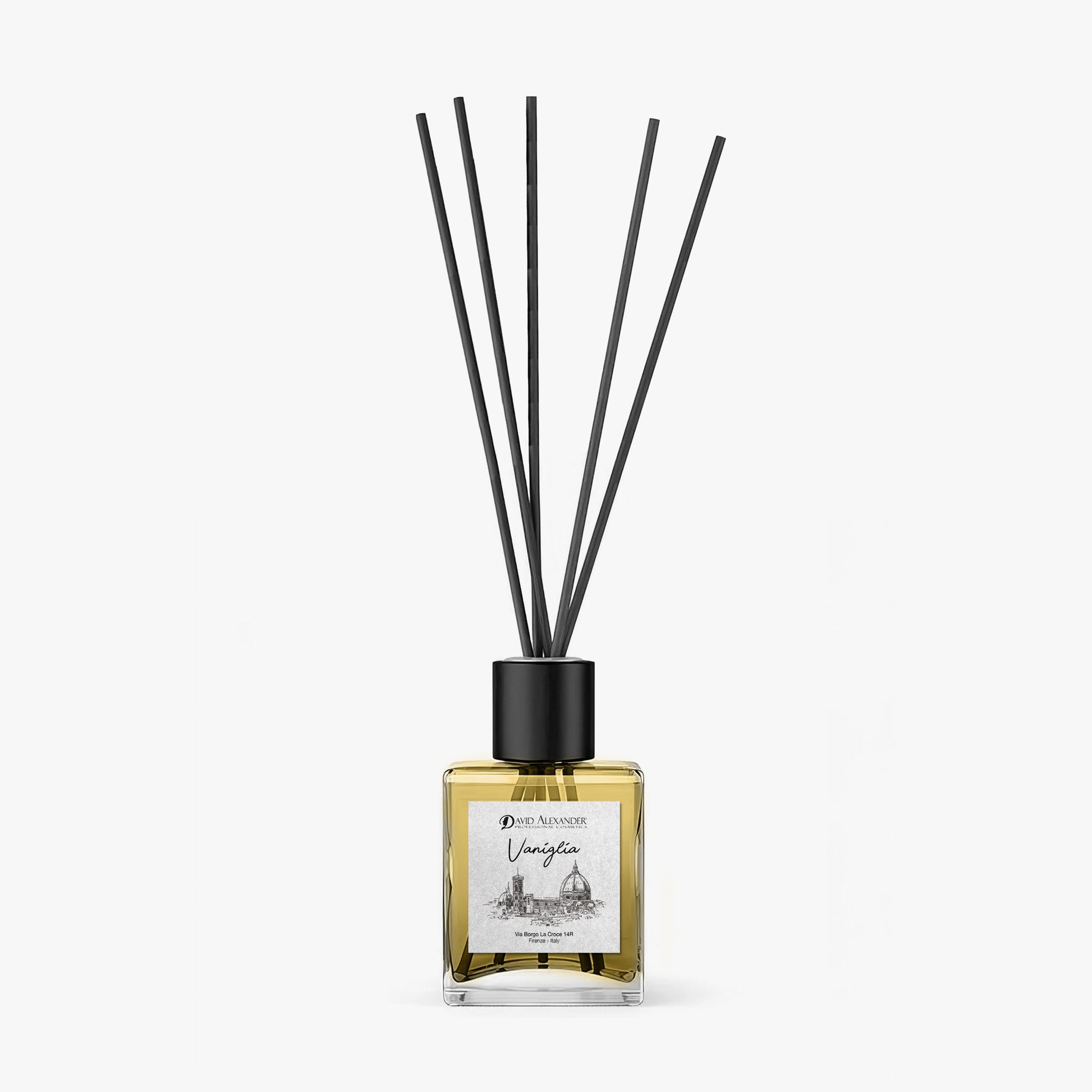 Profumatore per ambiente Vaniglia con bastoncini neri lunghi e liquido dorato in bottiglia di vetro quadrata etichetta artistica