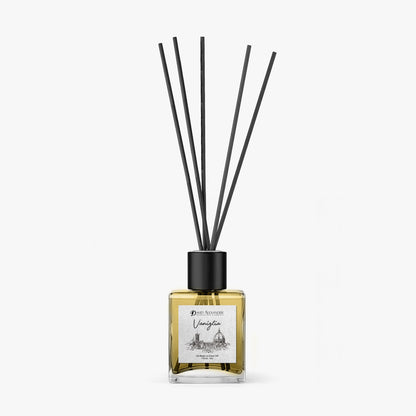 Profumatore per ambiente Vaniglia con bastoncini neri lunghi e liquido dorato in bottiglia di vetro quadrata etichetta artistica