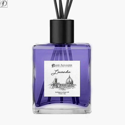 Diffusore lavanda in flacone viola con etichetta bianca e bastoncini neri