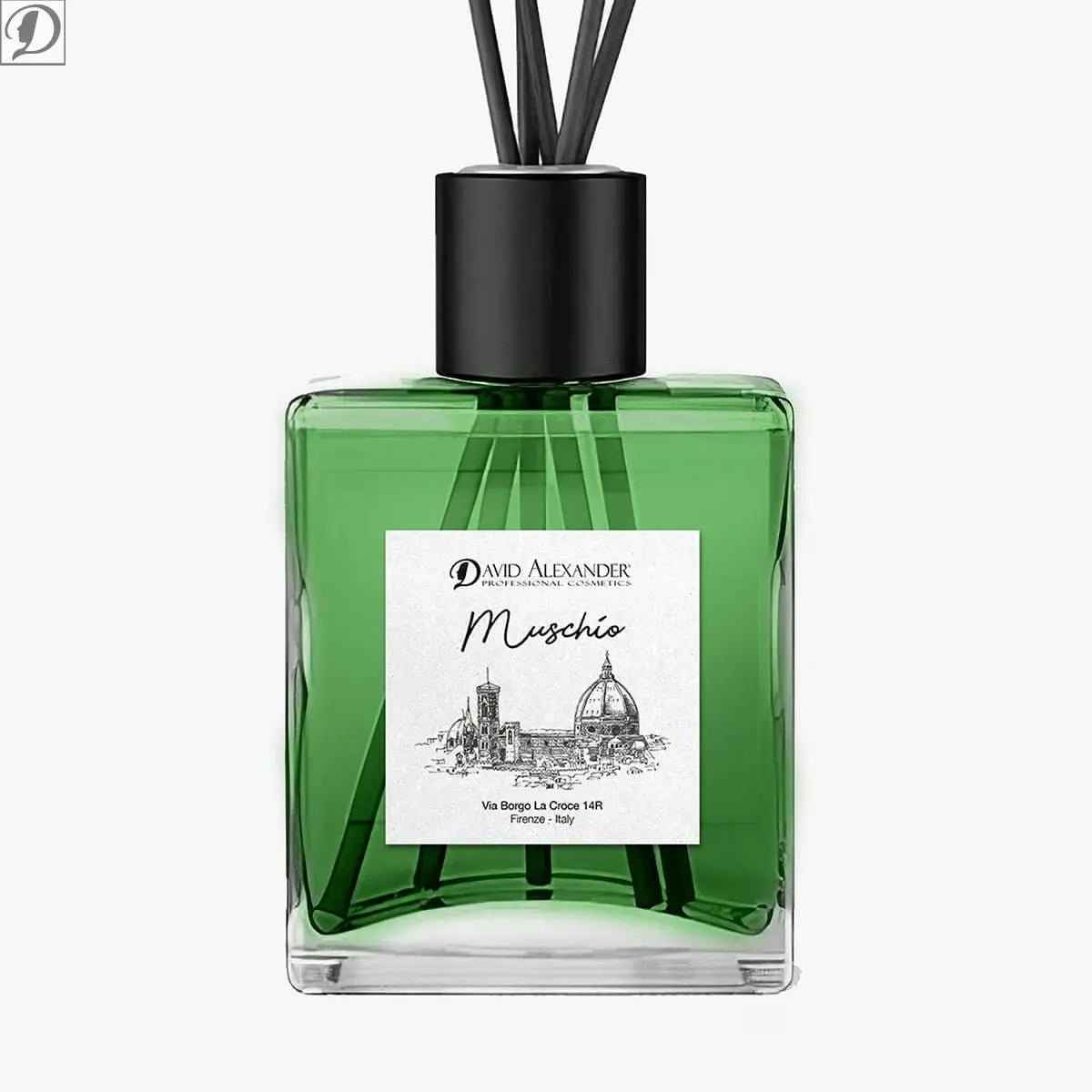 Profumatore per ambiente con bottiglia verde e bastoncini neri, etichetta bianca dal design elegante