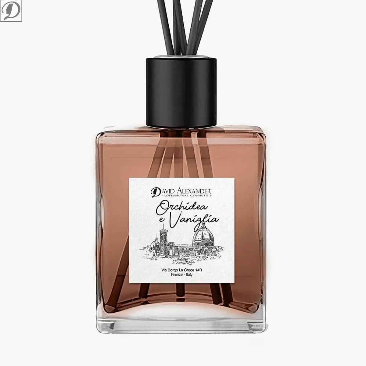 Diffusore Orchidea e Vaniglia con etichetta bianca e bastoncini neri in flacone di vetro rosa chiaro