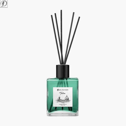 Diffusore talco in vetro verde con tappo nero, bastoncini di bambù e etichetta Talco