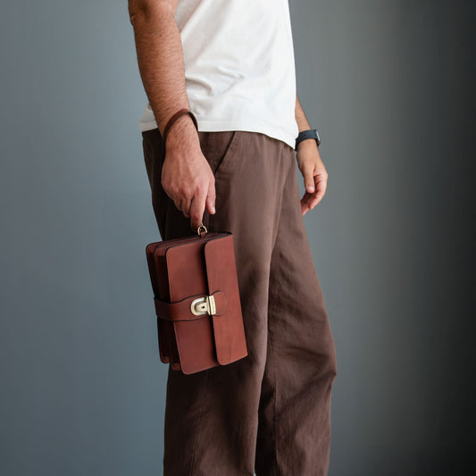 Oliver - Leather handy wrist bag | TL142608