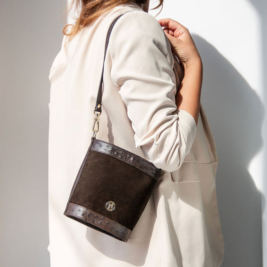 Ostrea – Beuteltasche aus Veloursleder und Leder mit Straußenprägung