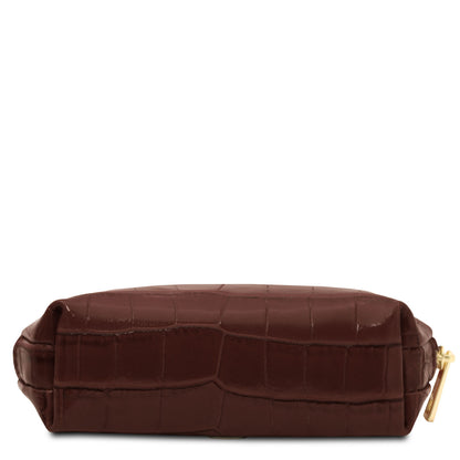 Vera - Croc print leather toiletry case | TL142514 in dark brown embossed leather with gold-tone zipper sobre fundo branco