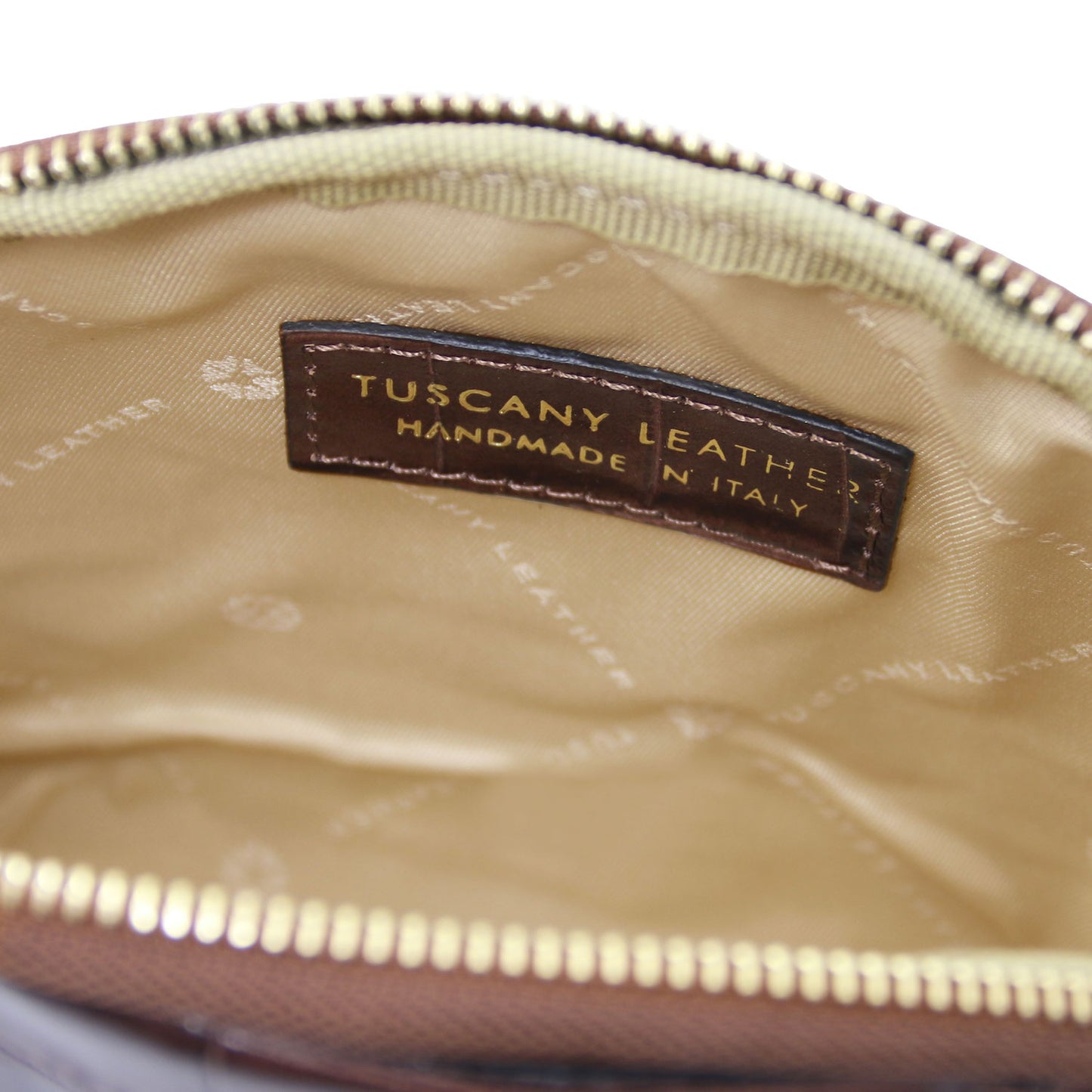 Vera - Croc print leather toiletry case | TL142514 in dark brown with ferragens douradas and beige polyester lining shown open sobre fundo branco