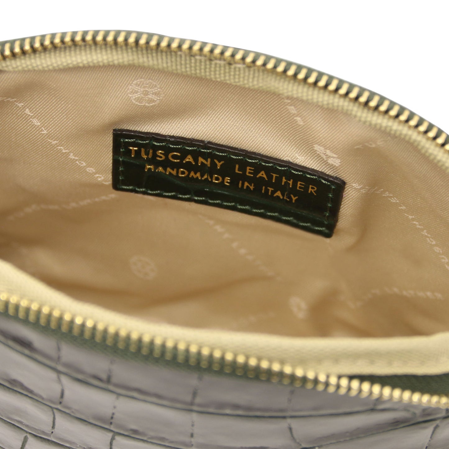 Vera - Croc print leather toiletry case | TL142514 in black with gold-tone zipper and semi-rigid structure sobre fundo branco