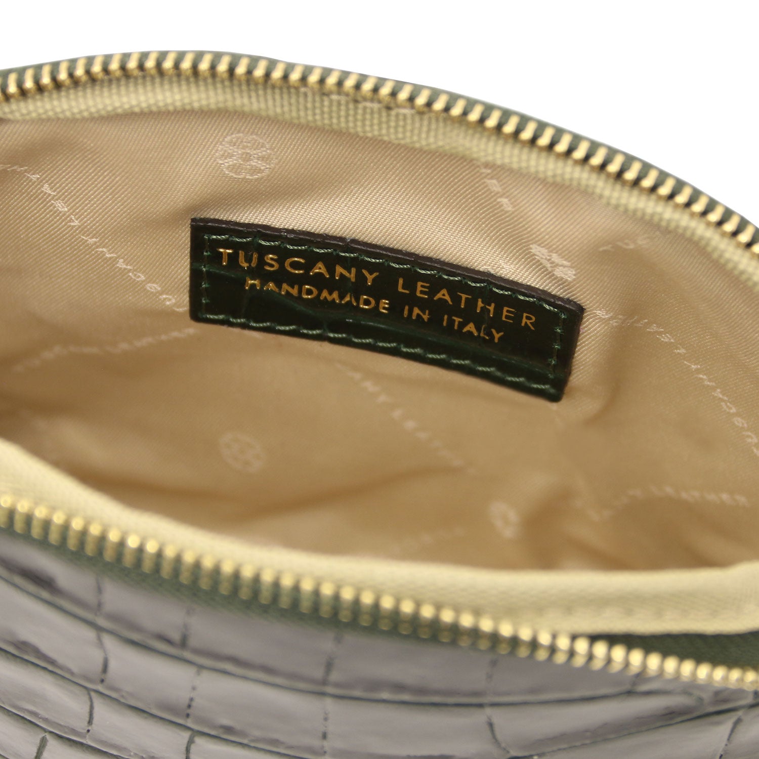 Vera - Croc print leather toiletry case | TL142514 in black with gold-tone zipper and semi-rigid structure sobre fundo branco