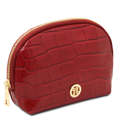 Vera - Croc print leather toiletry case in deep red with embossed texture, ferragens douradas, and zip closure sobre fundo branco.