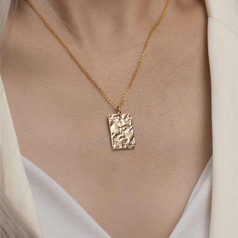 Custom Engraved Gold Necklace with Rectangle Hammered Pendant | 14K Gold Filled - Premium  - Just €159! Shop now at San Rocco Italia
